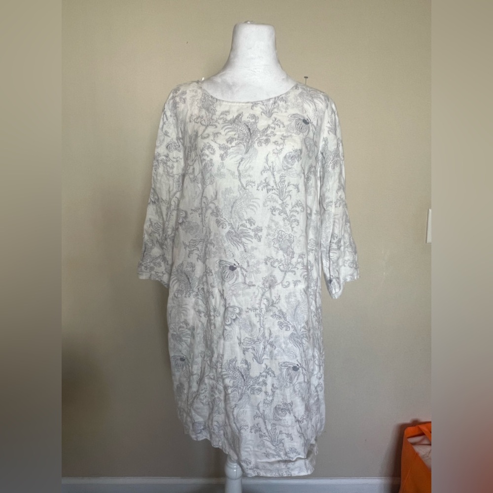 Malvin Hamburg-Germany Light Floral Shift Dress in White and Gray
